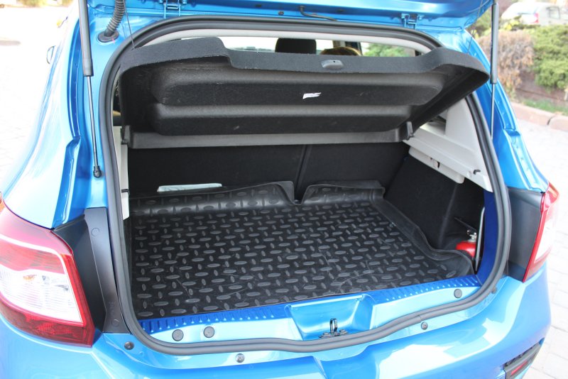 Renault 77 11 821 261 поддон в багажник с защитой