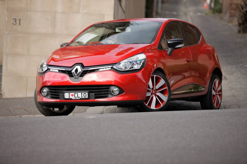 Renault Clio красная 2021