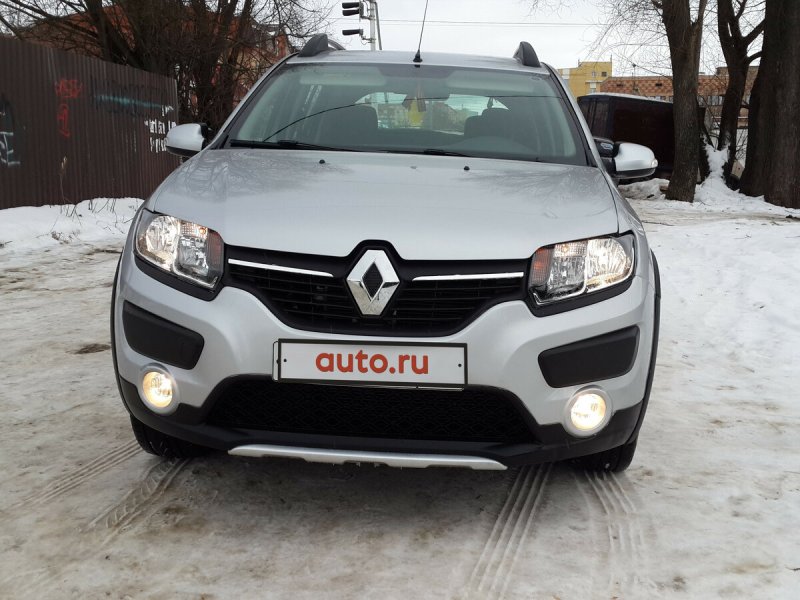 Renault Sandero серебристо степвей