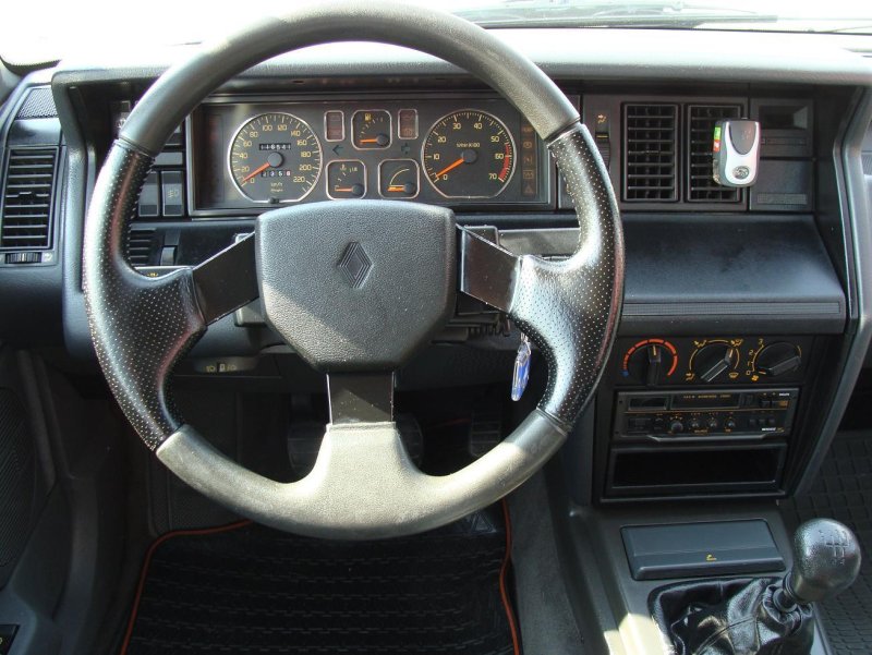 Renault 21 Turbo Interior