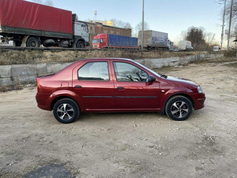 Renault Logan 2 красный