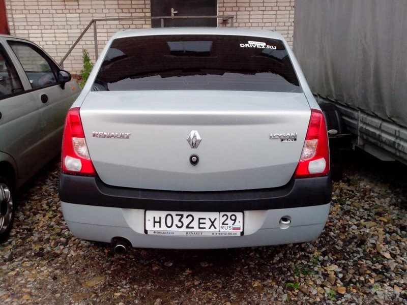 Renault Logan 1 сзади