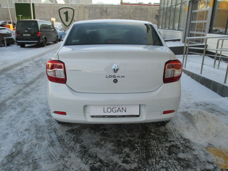 Renault Logan сзади
