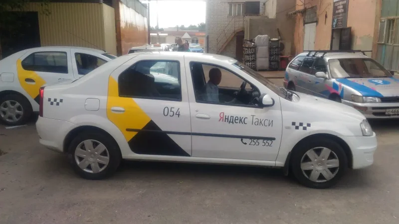 Логан белый Яндекс такси
