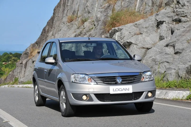 Renault Logan 1 спереди