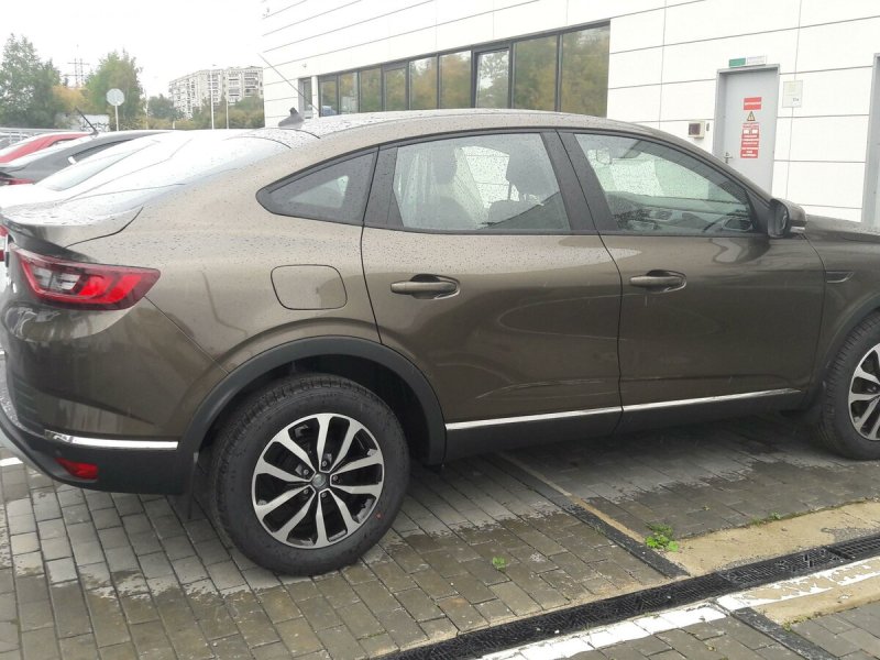 Renault Arkana коричневая