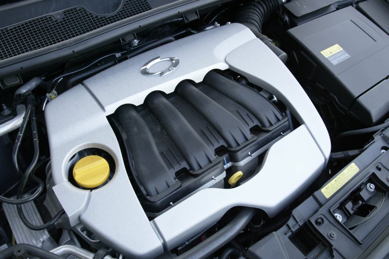 Крышка двигателя Renault Fluence 1.6