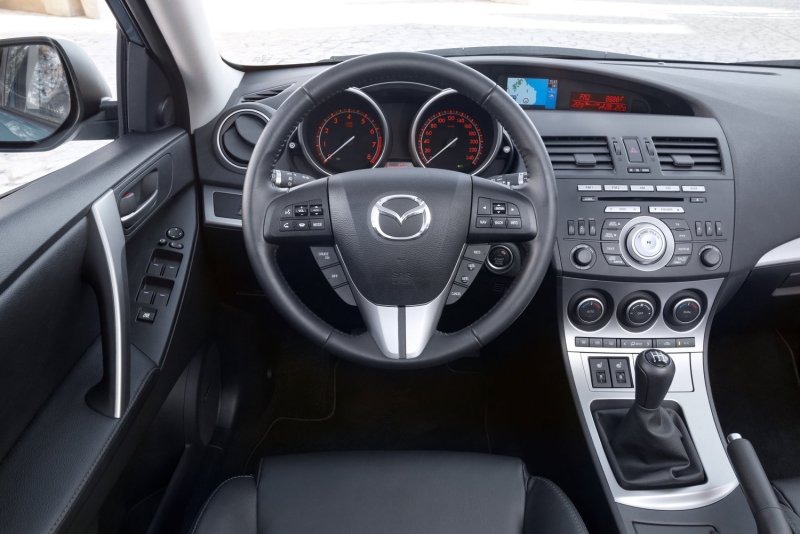 Mazda 3 седан салон
