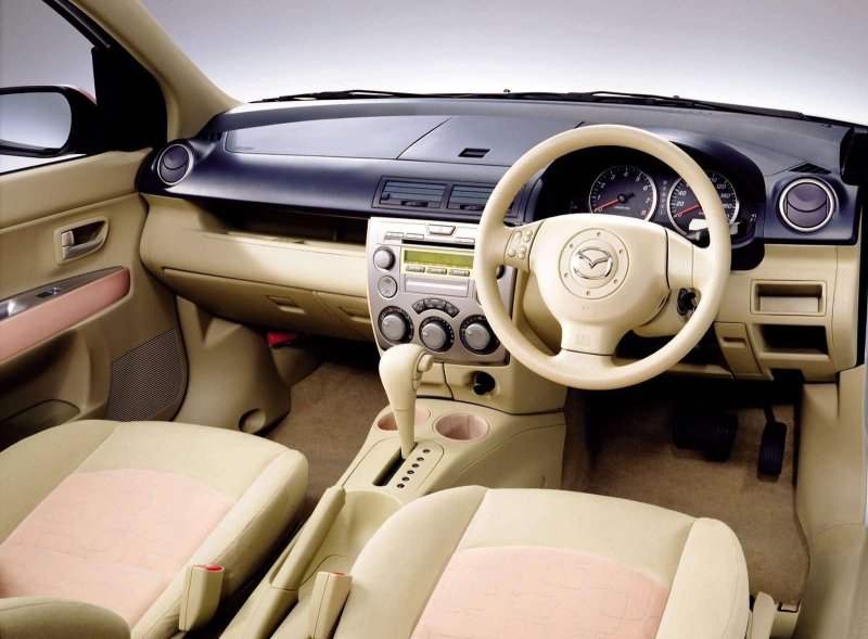 Mazda Demio 2004 салон
