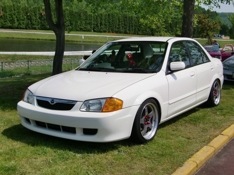 Mazda familia protege 2000