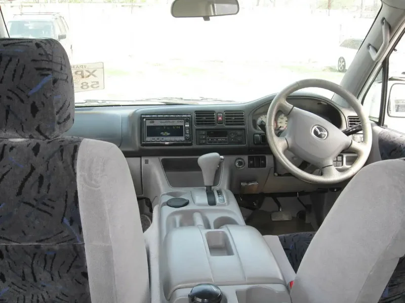 Mazda Bongo 2003 салон