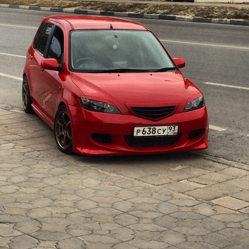 Mazda Demio dy5w красная