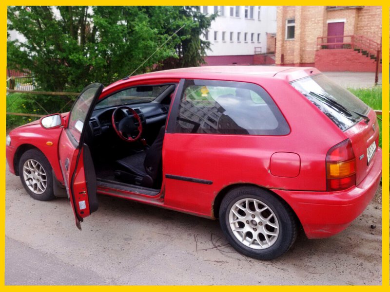 Салатовый Mazda 323