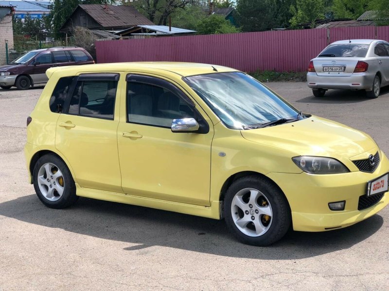 Mazda Demio 2000 год