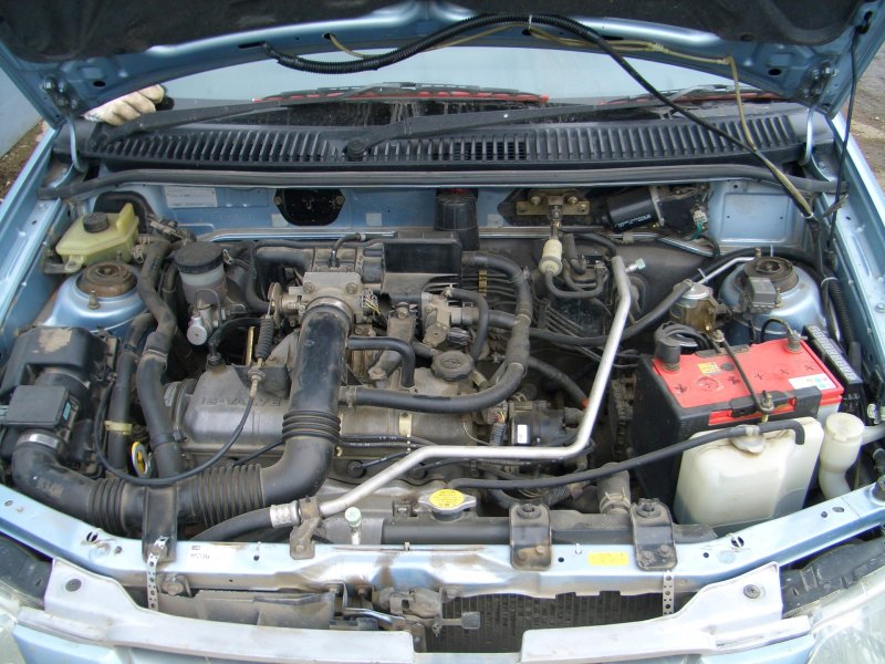Mazda Demio 2001 под капотом