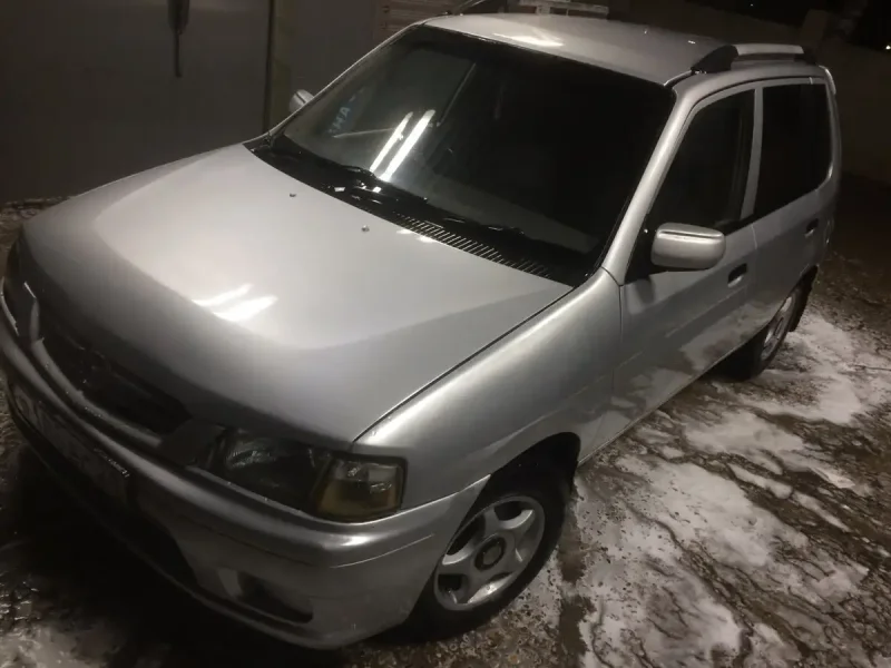 Белая Mazda Demio dw3w