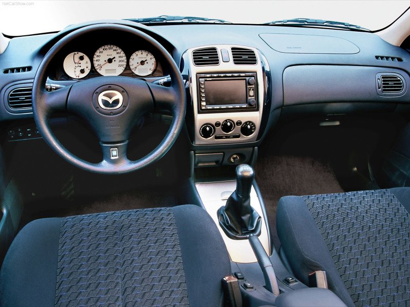 Mazda 323 2001 салон