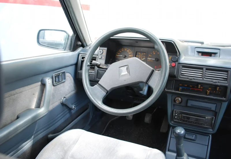 Mazda 323 2002 салон