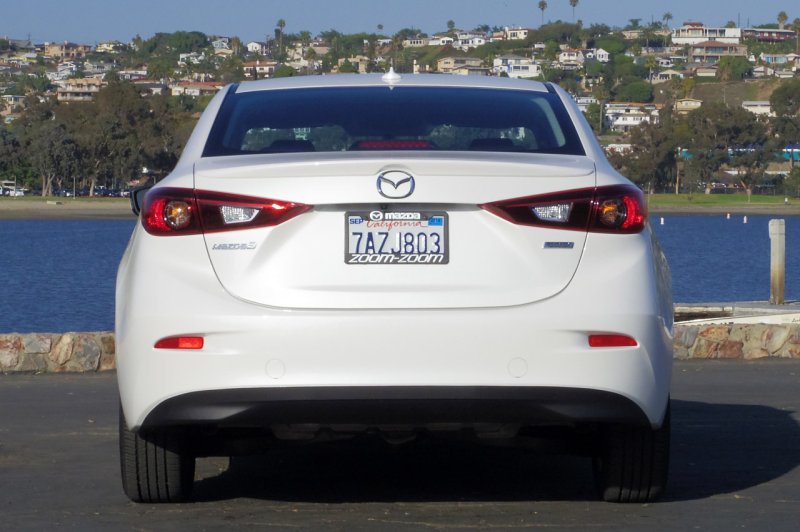 Mazda 3 седан зад 2015