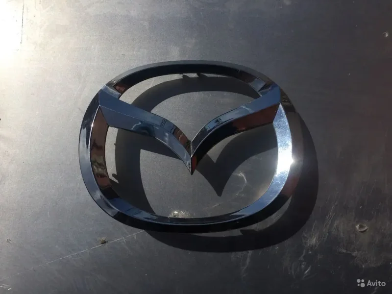 Значок Mazda 3 сзади багажника