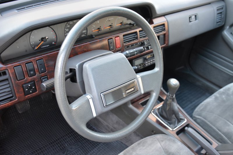 Mazda 929 Coupe салон