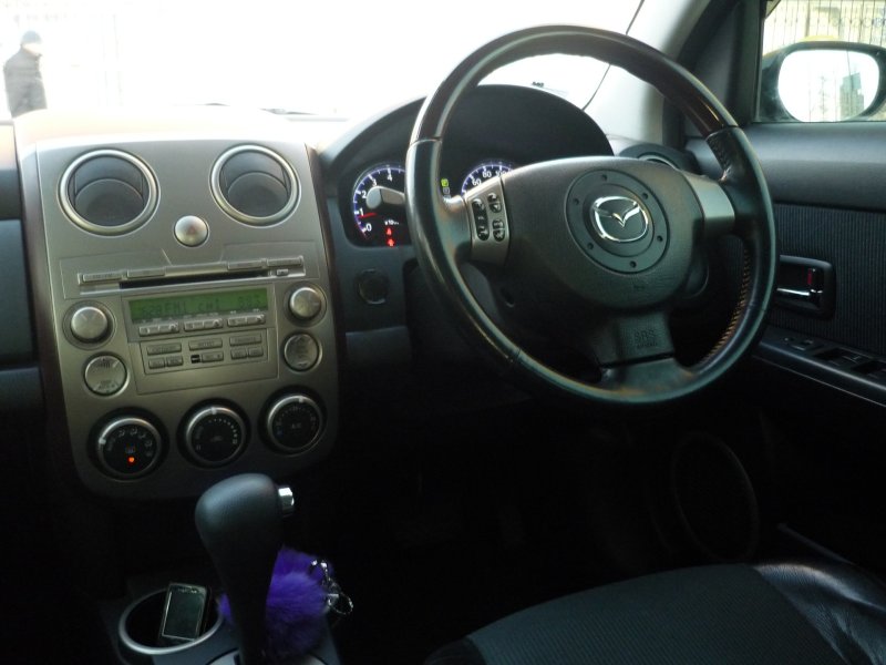 Mazda Verisa 2004 салон