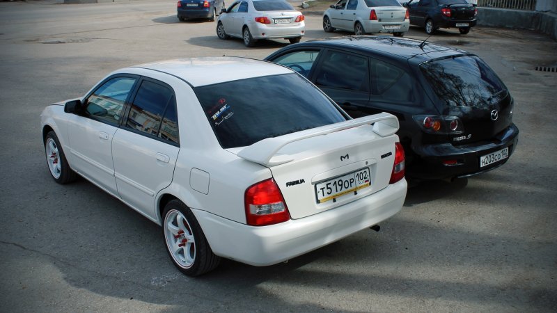 Mazda familia 2000