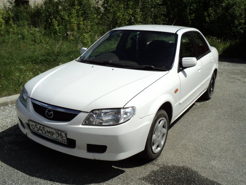 Mazda familia 2001 седан