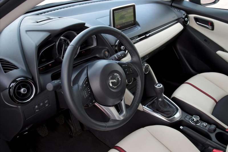 Mazda 2 2 2008 салон