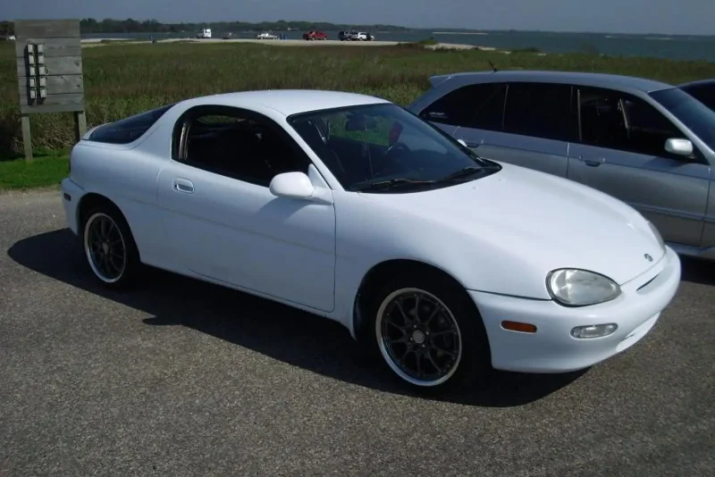 Mazda MX-3 белая