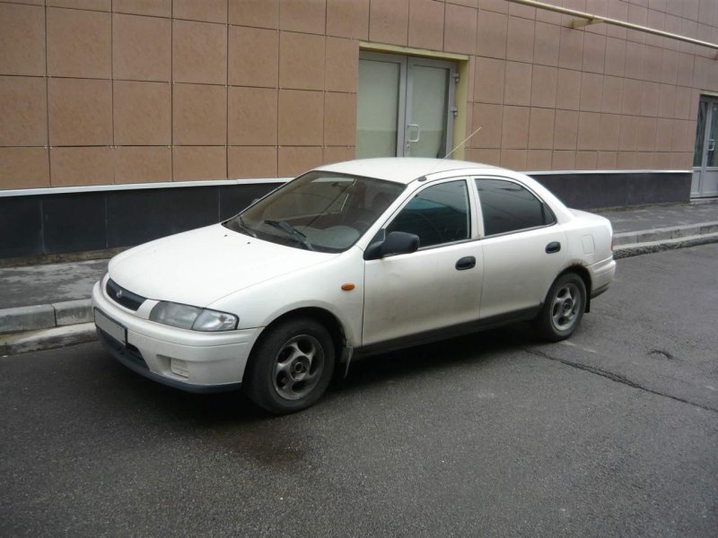 Mazda familia 1997 седан