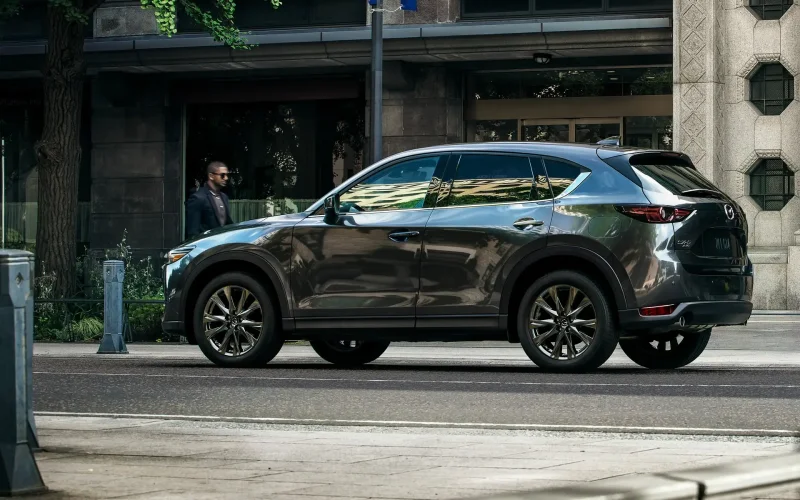 Subaru Outback 2019 и Mazda CX-5