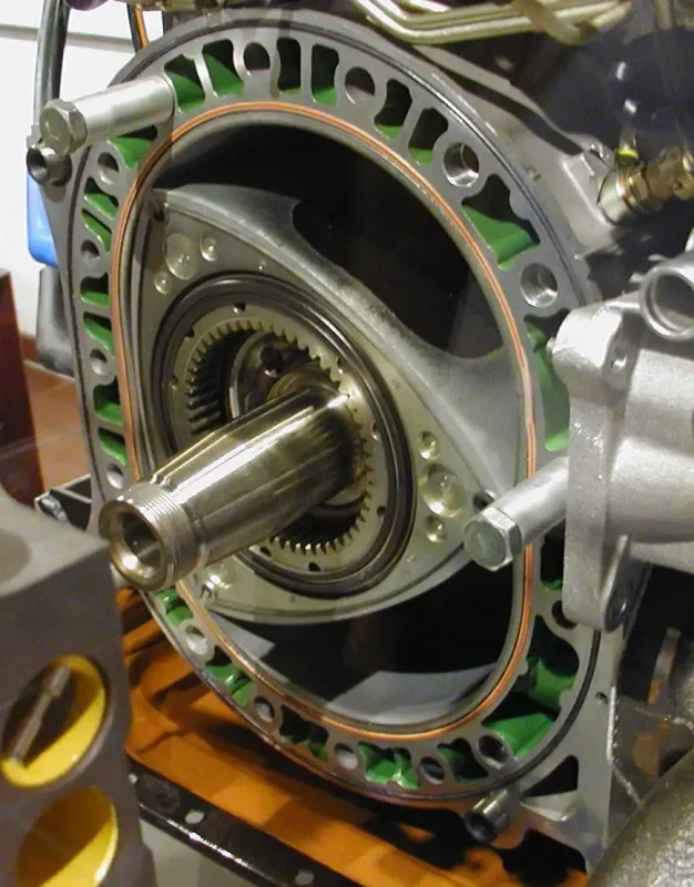 Роторно-поршневой двигатель Ванкеля