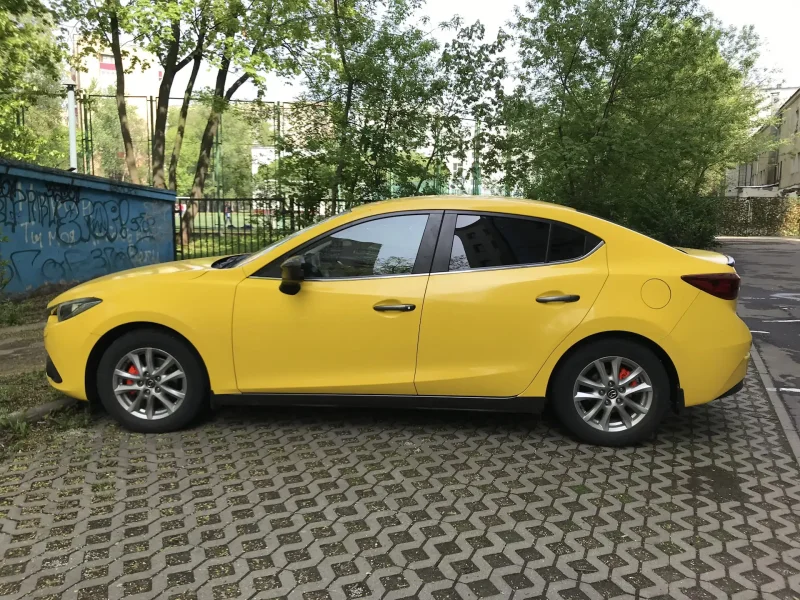 Mazda 3 желтая