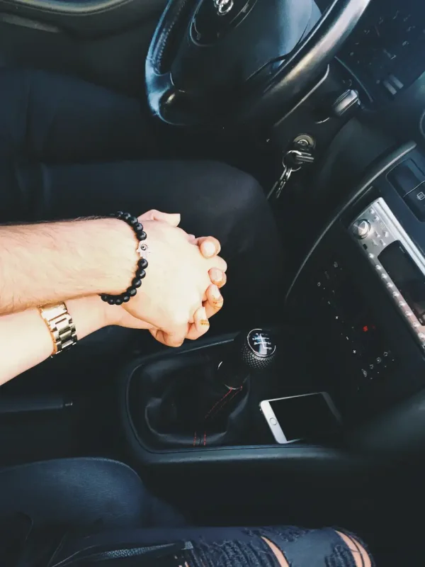 Руки влюбленных в машине