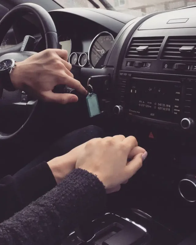 Руки влюбленных в машине