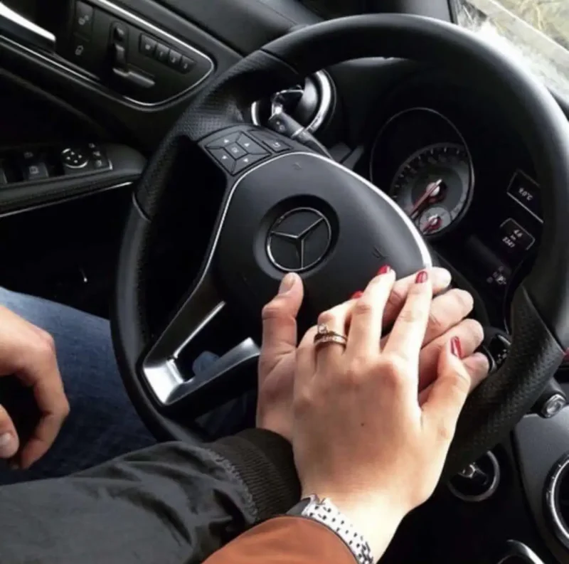 Мужские руки на руле автомобиля