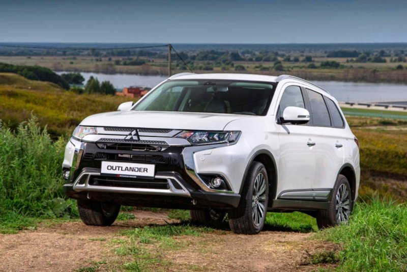 Mitsubishi Outlander 2021 белый