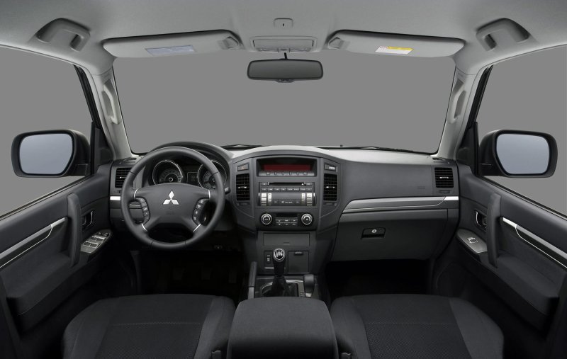 Mitsubishi Pajero 4 салон