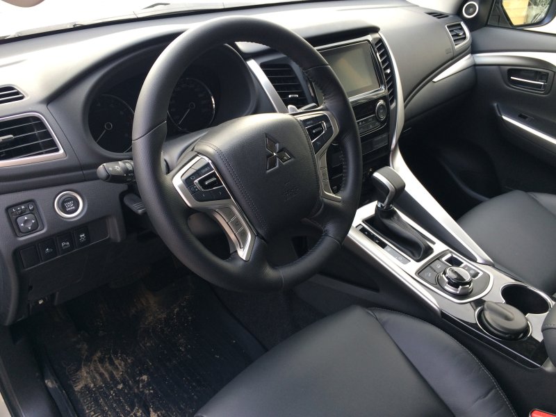 Mitsubishi Pajero Sport 2017 салон