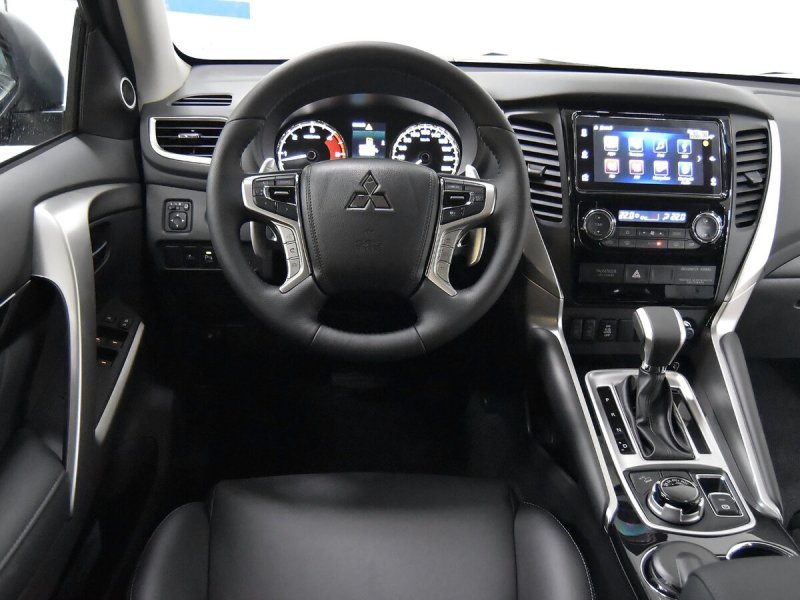Mitsubishi Pajero Sport 2022 салон