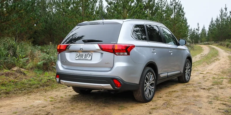 Subaru Forester и Митсубиси Аутлендер