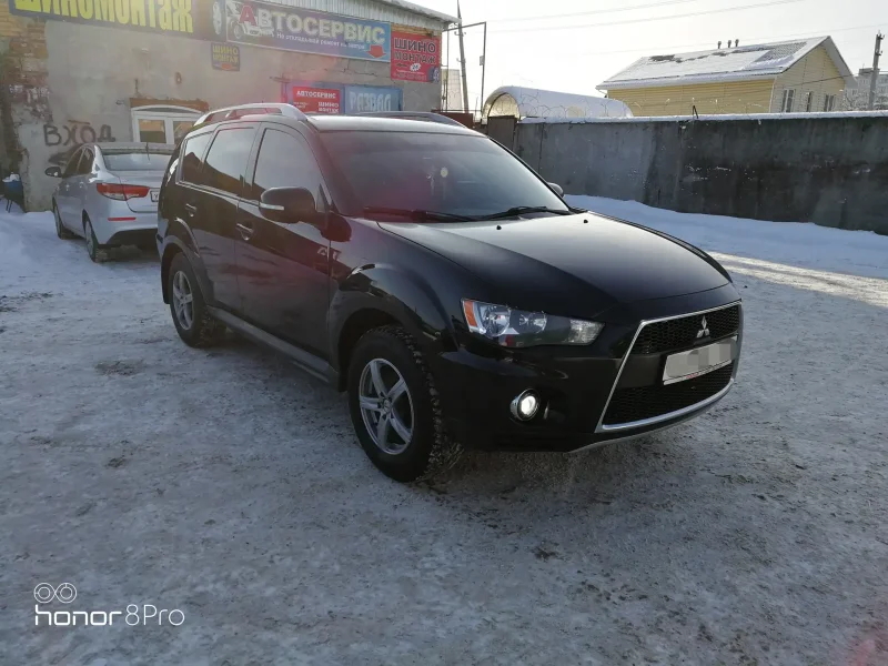 Mitsubishi Outlander 2010 красный