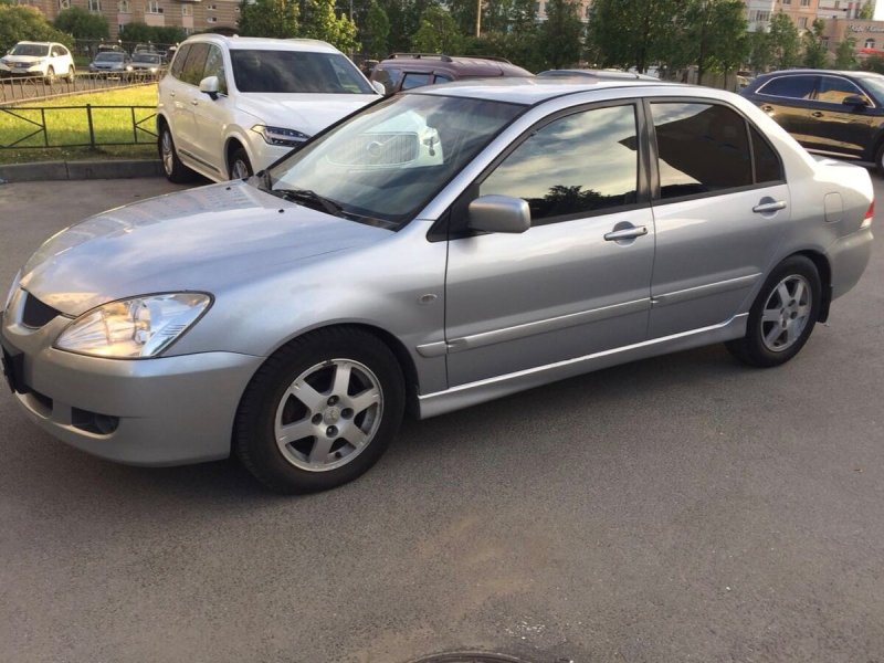 Синий Mitsubishi Lancer Evolution 3