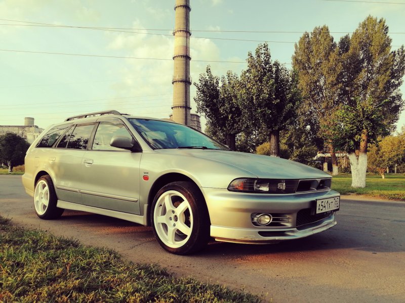 Mitsubishi Legnum сзади