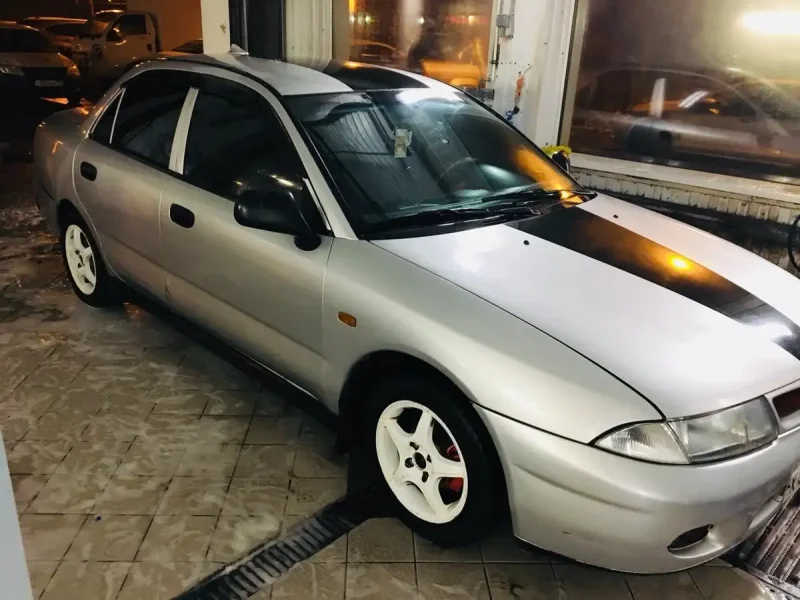 Мицубиси Каризма 1.8 2001