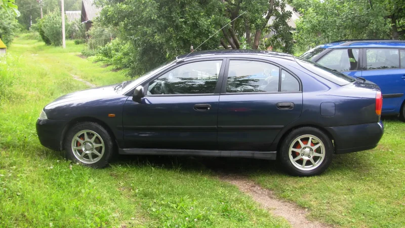 Mitsubishi Carisma седан