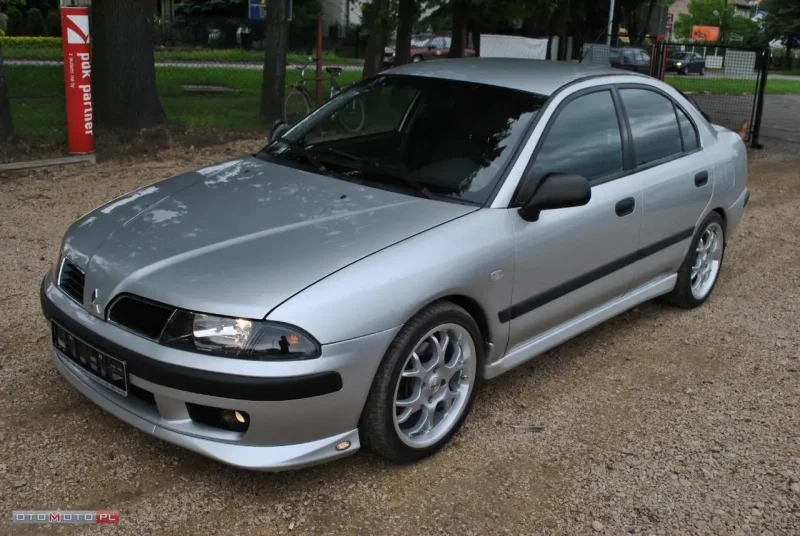 Mitsubishi Carisma седан 1.6