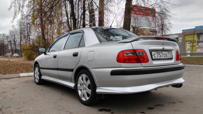 Mitsubishi Carisma седан