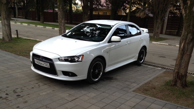Mitsubishi Lancer белый
